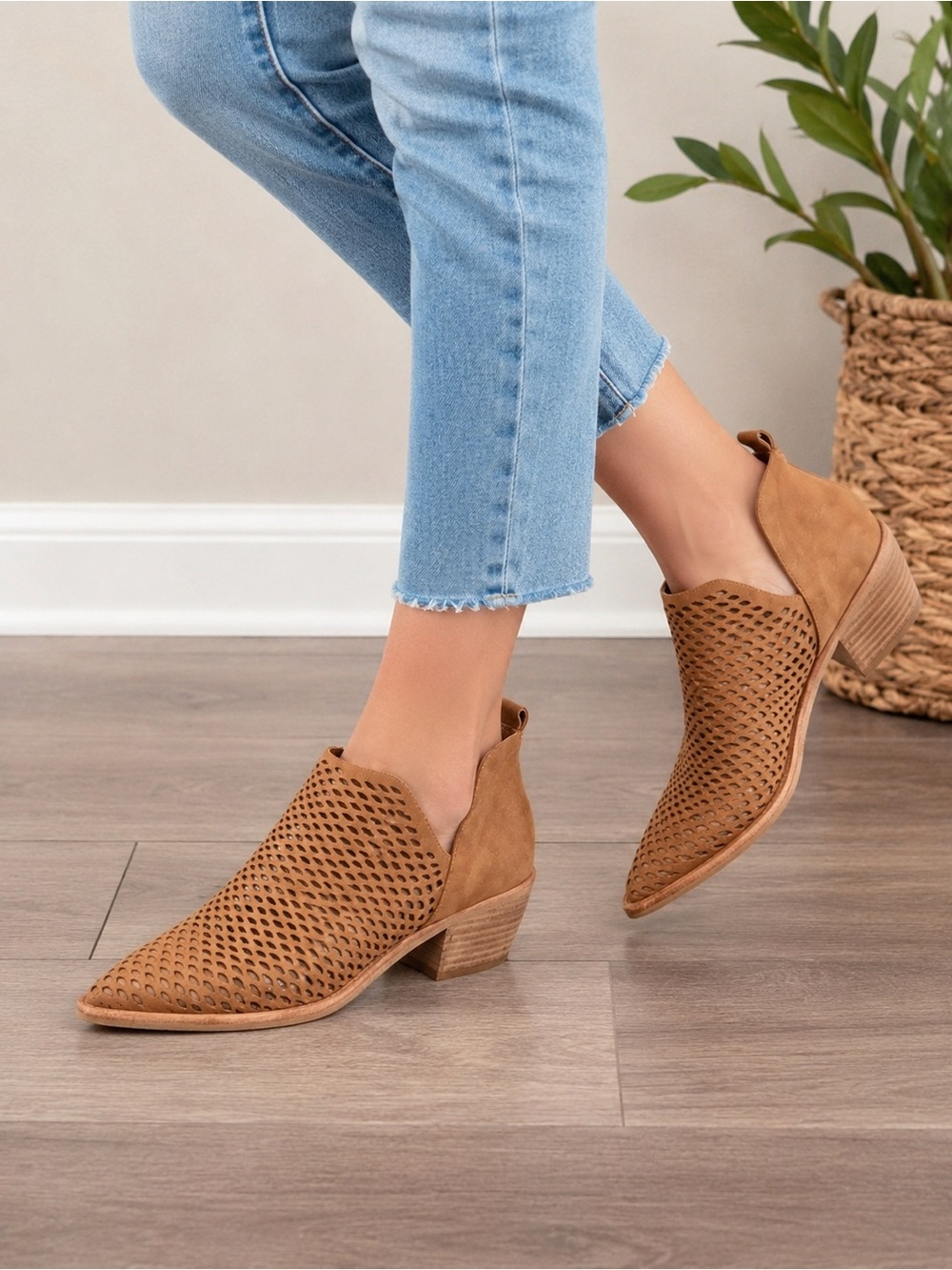 Dolce Vita Womens Perforated Leather Ankle Booties Tan Pointed Toe Size 5.5